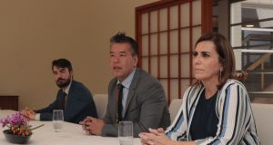 Vereador Jhony Sasaki e Rosana Valle na residência do embaixador do Japão em Brasilia