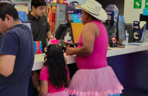 Pai aceita pedido da filha para assistir Barbie e acaba viralizando na internet, no México