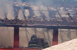 Incêndio de grande proporção destrói sobrado no litoral norte de SP