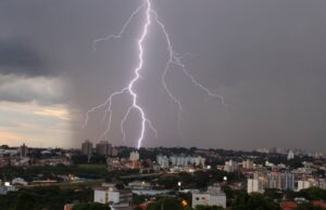 Temporal no litoral paulista teve mais de 10 mil raios; Entenda!