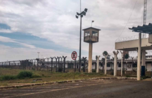 Mulher é detida após tentar entrar com drogas em presídio no DF