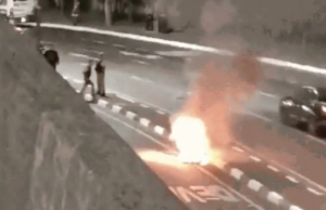 Moto pega fogo em Avenida Portuária no litoral de SP. Confira!