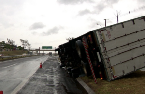 Caminhão tomba durante forte tempestade no RS