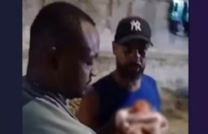 Bebê é encontrado em lixeira por garis no Rio de Janeiro.