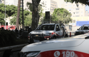 Motorista de app joga carro contra viatura para avisar policiais sobre assalto em SP
