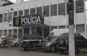 Homem é preso após amarrar mulher com cadarço e fios de celular para roubar apartamento