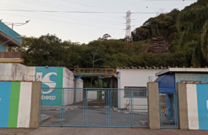 Sabesp reforça abastecimento de água com 16 caminhões-pipa em Guarujá, SP
