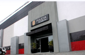 Homem mata companheiro, mas retorna para casa no dia seguinte e é preso.