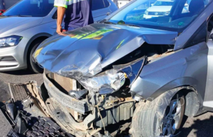 Engavetamento entre carros e motocicletas deixam pessoas feridas em Praia Grande.