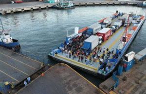 Duas balsas colidem durante travessia entre Santos e Guarujá