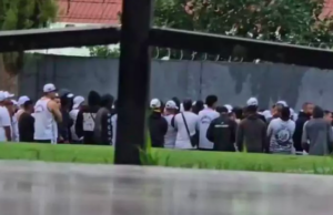 Torcida invade centro de treinamento do Santos após derrota para o Bragantino.