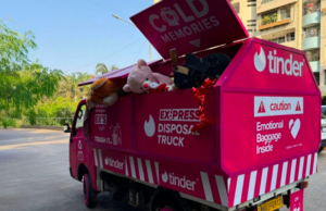 A Plataforma Social Tinder criou um caminhão de lixo para desapego de presentes de ex.