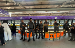 Passageiro morre após ficar preso entre a porta do metrô em SP.