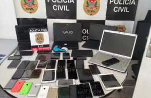 Carro pega fogo e fica destruído em Guarujá