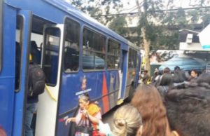 Mulher sofre ataque de pânico dentro de ônibus lotado em Santos