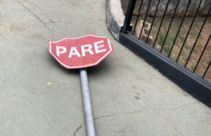 Moradores denunciam roubo de placas de sinalização na Área Continental de São Vicente