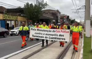 Estivadores protestam por melhorias no cais público e contra PL 733 em Santos SP