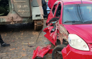 Na contramão; Tanque do Exército passa por cima de lateral de carro estacionado