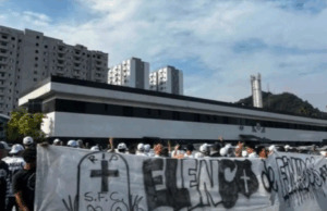 Torcedores do Santos arrebentam portão e invadem CT Rei Pelé