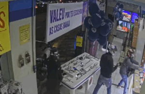 criminosos invadem loja das Casas Bahia em SP e roubam celulares em menos de 1 minuto