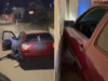 Motorista abandona direção sobe em teto de carro em bate em casa.