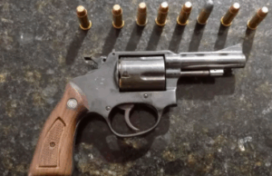 Homem é preso após atirar em inquilino durante briga no litoral de SP.