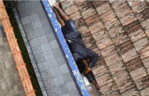 Drone flagra homem escondido em telhado após invadir casa.