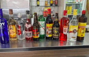 Bebidas suspeita de adulteração foram apreendidas em panificadora de São Vicente.