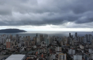 Frente fria avança sobre a Baixada Santista com chuva e ventos no início da semana.