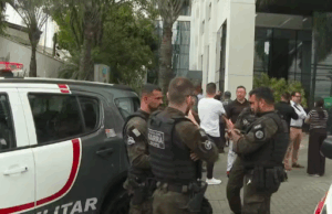 Polícia prende suspeitos por invadirem e roubarem prédio comercial em SP.