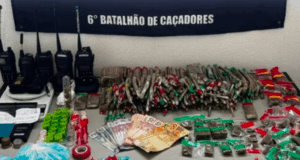 Operação da PM em Santos termina em tiroteio e apreensão de drogas.