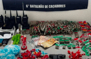 Operação da PM em Santos termina em tiroteio e apreensão de drogas.