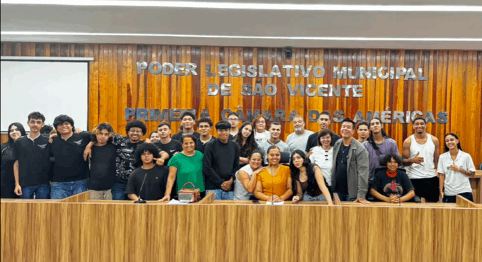 Mais jovens na política! Estudantes são recebidos pelo vereador Jhony Sasaki na Câmara.