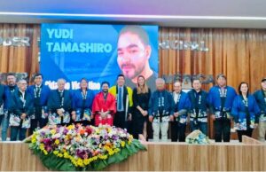 Vereador Jhony Sasaki entrega título de cidadão vicentino a Yudi Tamashiro.