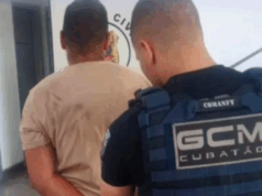 Homem é detido após agredir mulher dentro de ônibus em Cubatão.