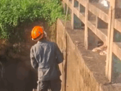 Bombeiros resgataram corpo de mulher em córrego em Itanhaém.